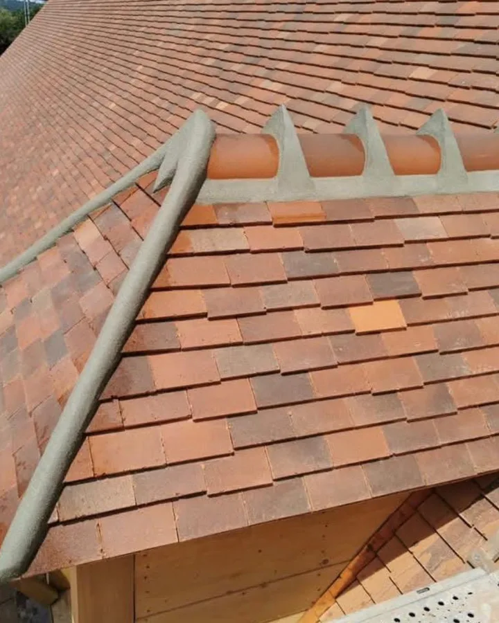 Arêtier repris sur toiture tuile plate